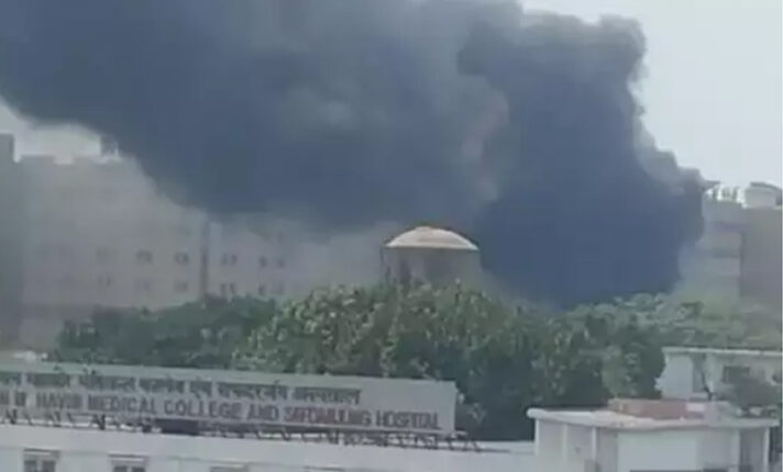 হাসপাতালের বিল্ডিং এর ভেতর থেকে কালো ধোঁয়া বের হচ্ছে।